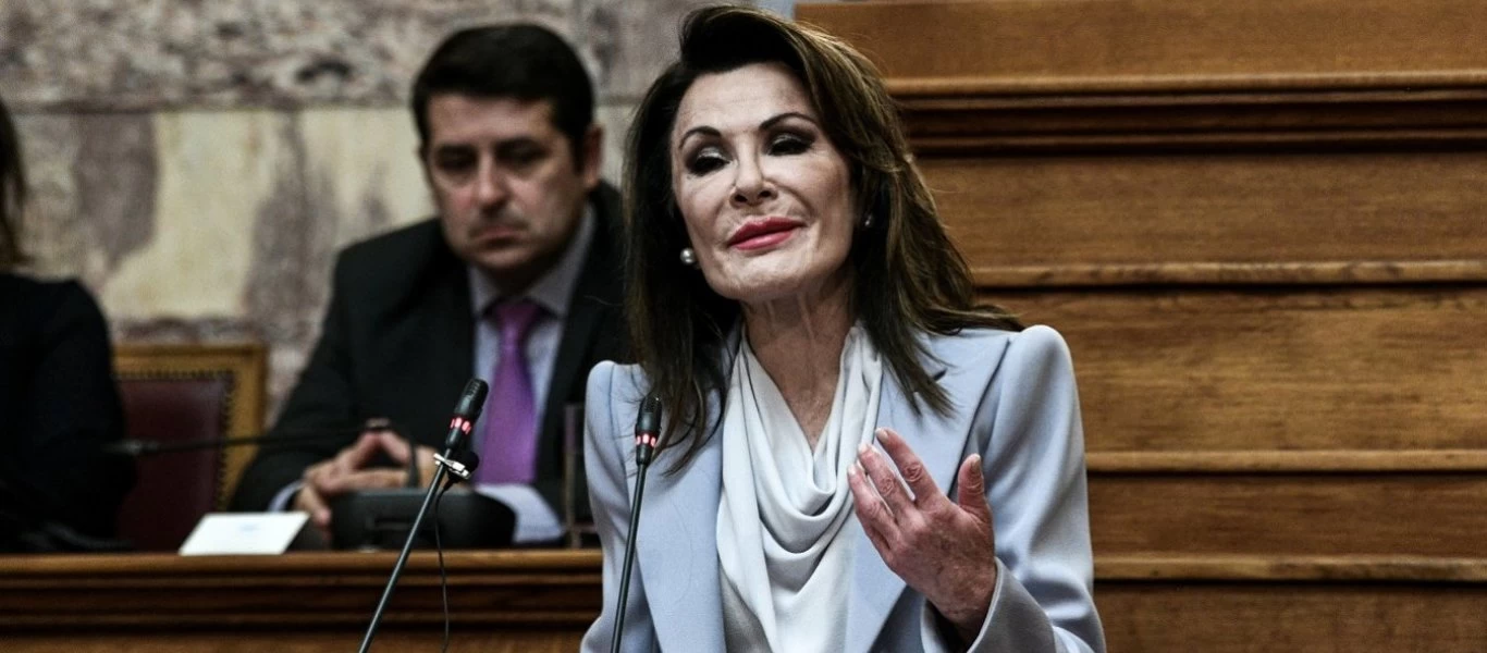 Συγκίνηση στο Πανελλήνιο για το «ατύχημα» της Γ.Αγγελοπούλου στο Πρ.Μέγαρο: Σερβιτόρος σπάει ποτήρι και την λερώνει